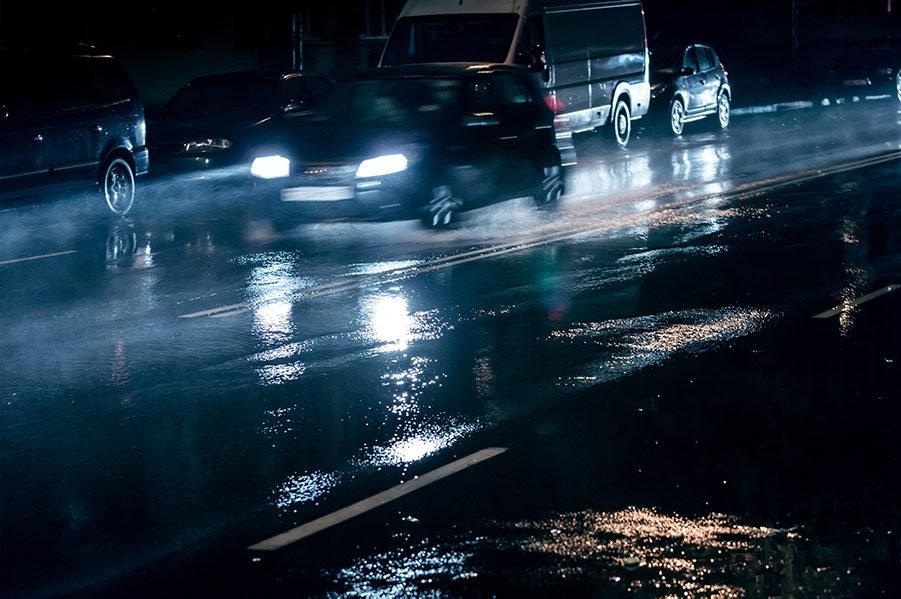 Bilar i kraftig regn