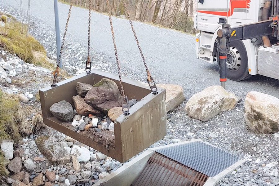 Tømming av Vossatrauet med kran